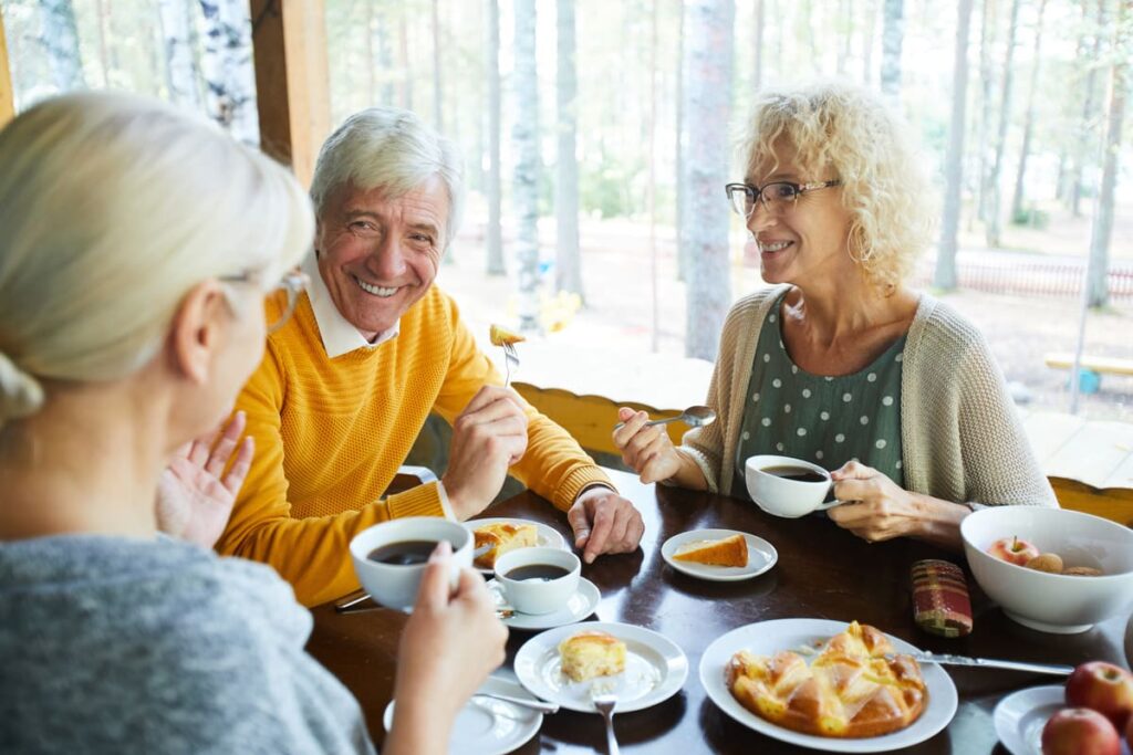 The Lodge at Stephens Lake | Seniors eating breakfast